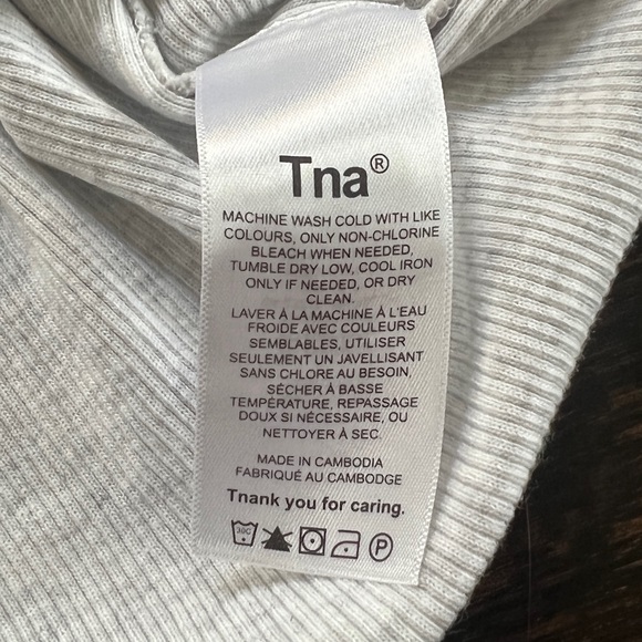 Aritzia - TNA Cropped Grey T-Shirt with Purple Sleeves - Picture 4 of 4